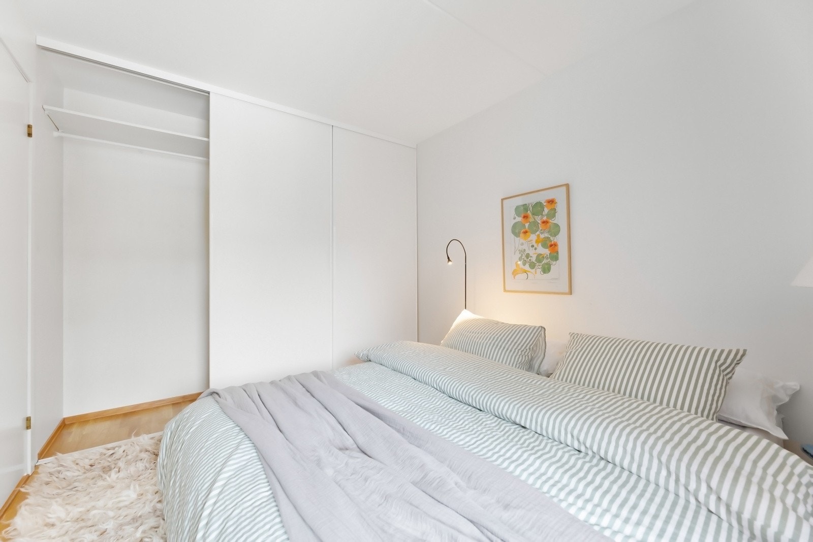 Utstyrt med stort garderobeskap. Galleribilde