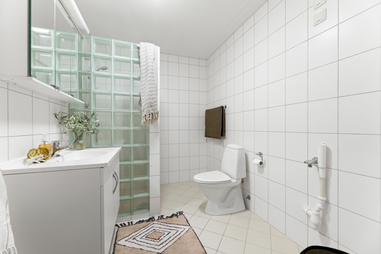 Badet har flislagte overflater og varmekabler i gulv. Galleribilde