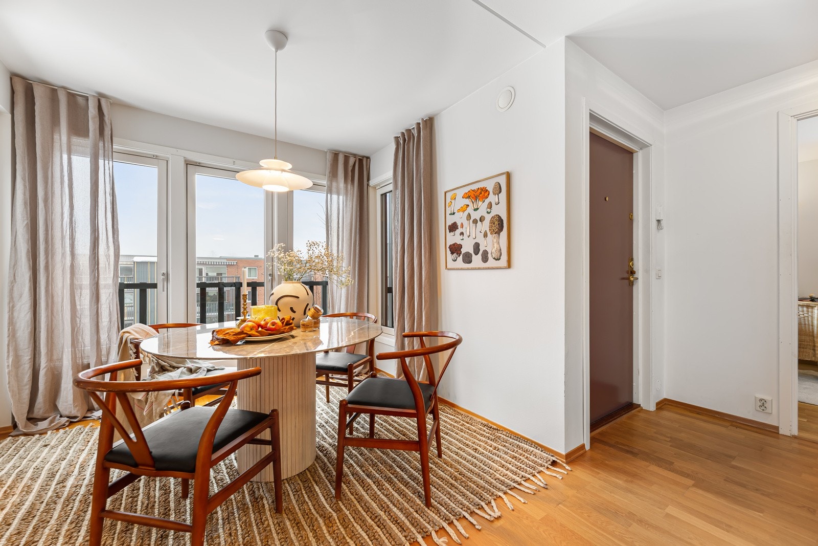 Kjøkkensonen har plass til spisebord. Galleribilde