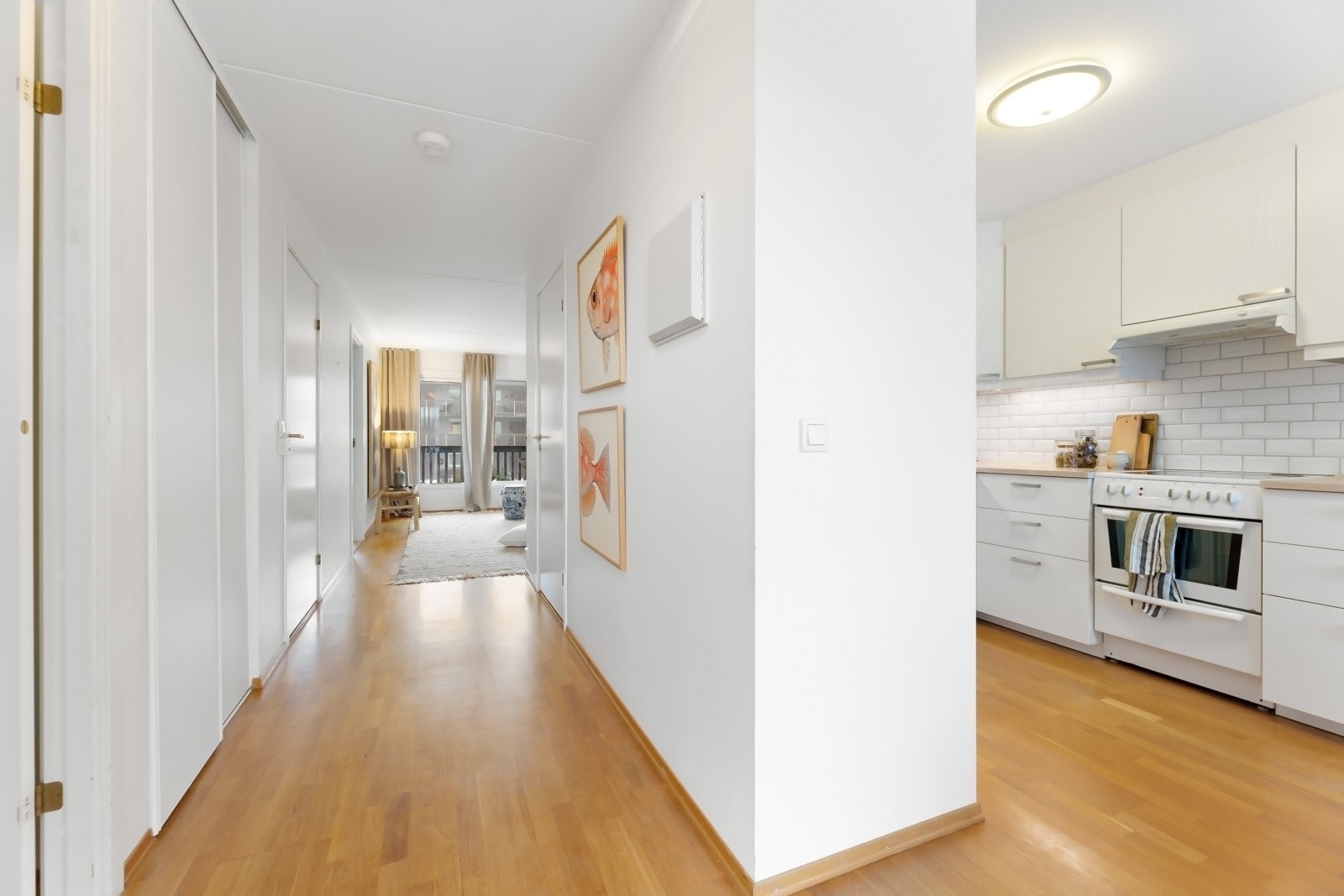 Lys entré med innebygd skyvedørsgarderobeskap og adkomst til innvendig bod. Galleribilde