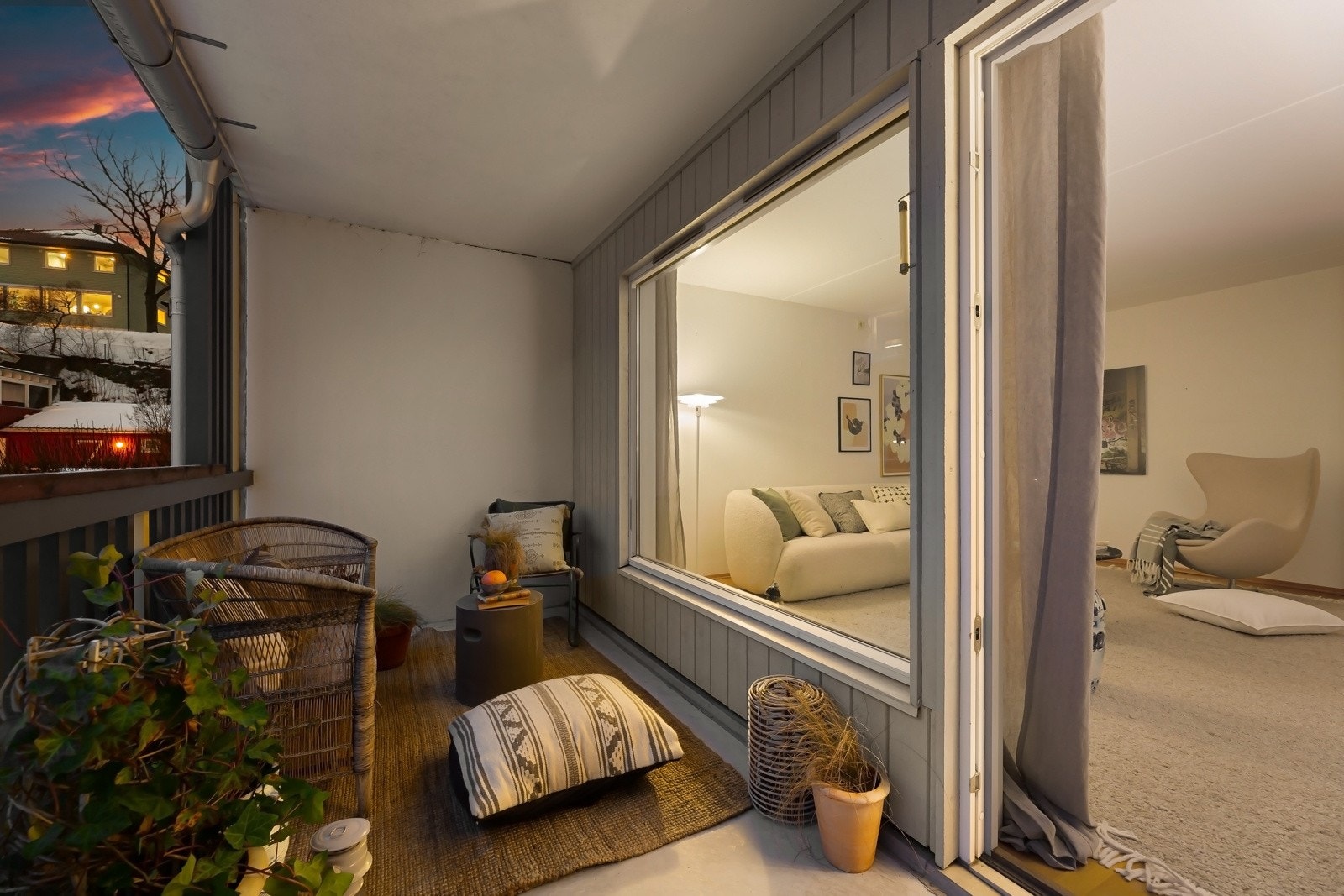 Fra stuen er det direkte utgang til balkongen. Galleribilde