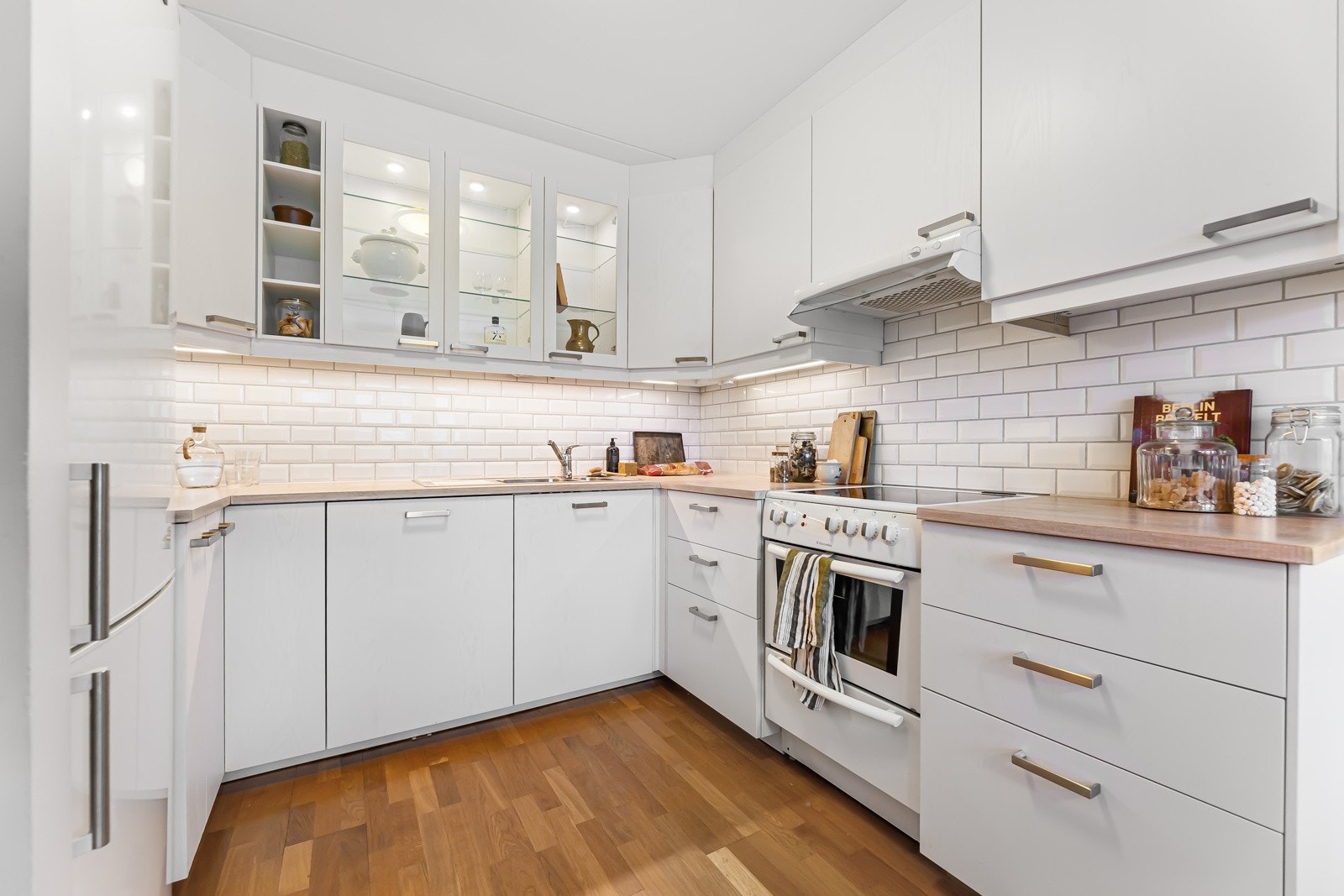 Godt med oppbevaringsplass i skuffer og skap. Galleribilde