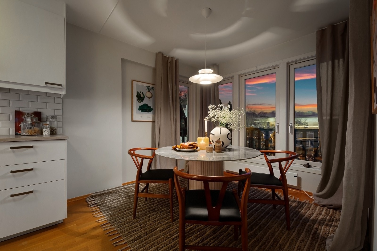 Kjøkkenet er tilbaketrukket og adskilt fra stuen. Galleribilde