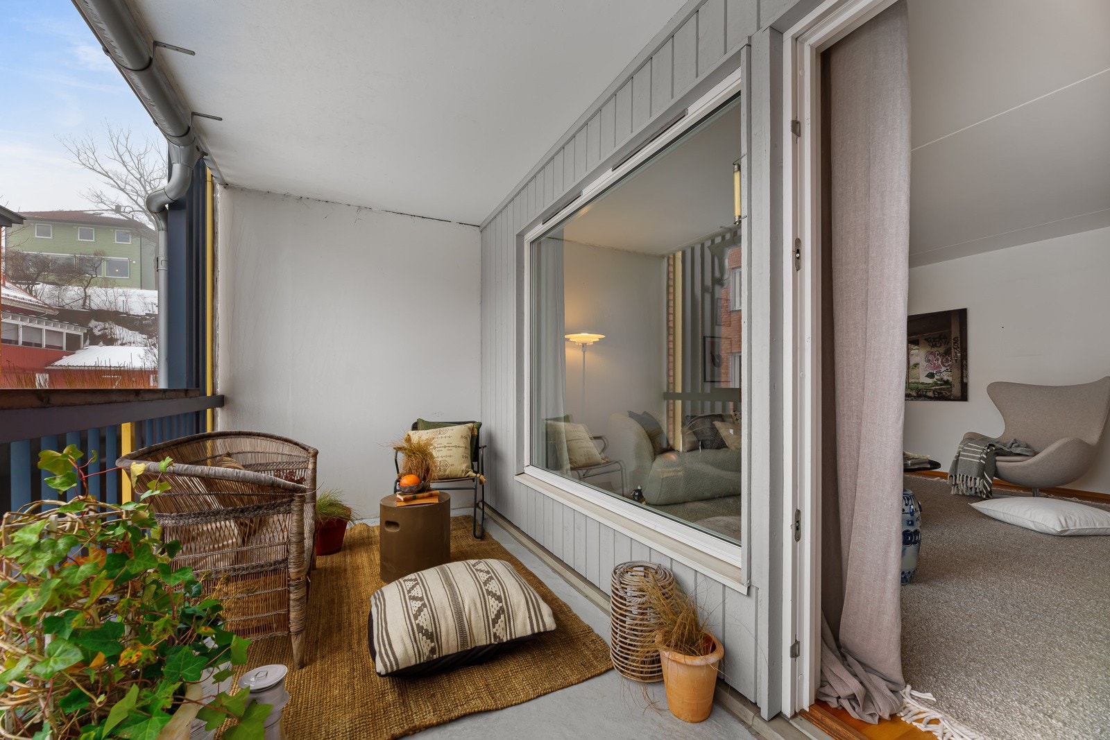 Balkongen oppleves lun og tilbaketrukket med overbygg og levegger på hver side. Galleribilde