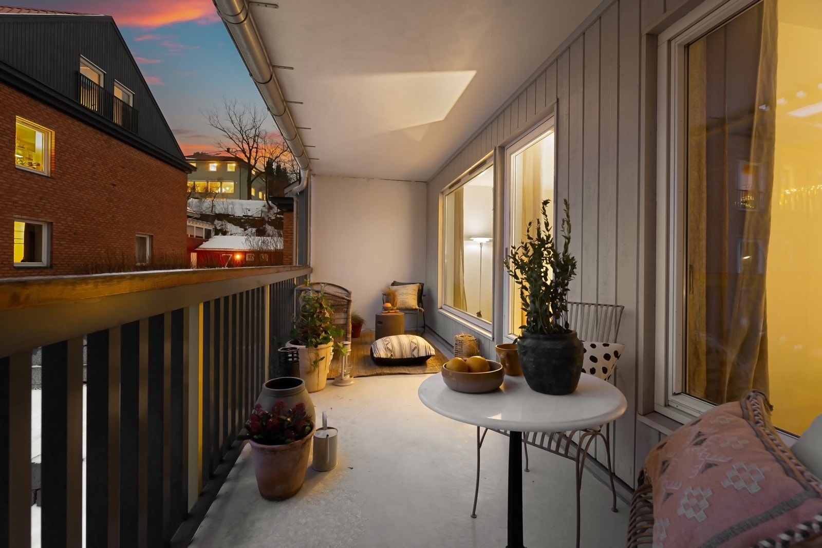 En fin uteplass som naturlig forlenger stuen på sommerstid. Galleribilde