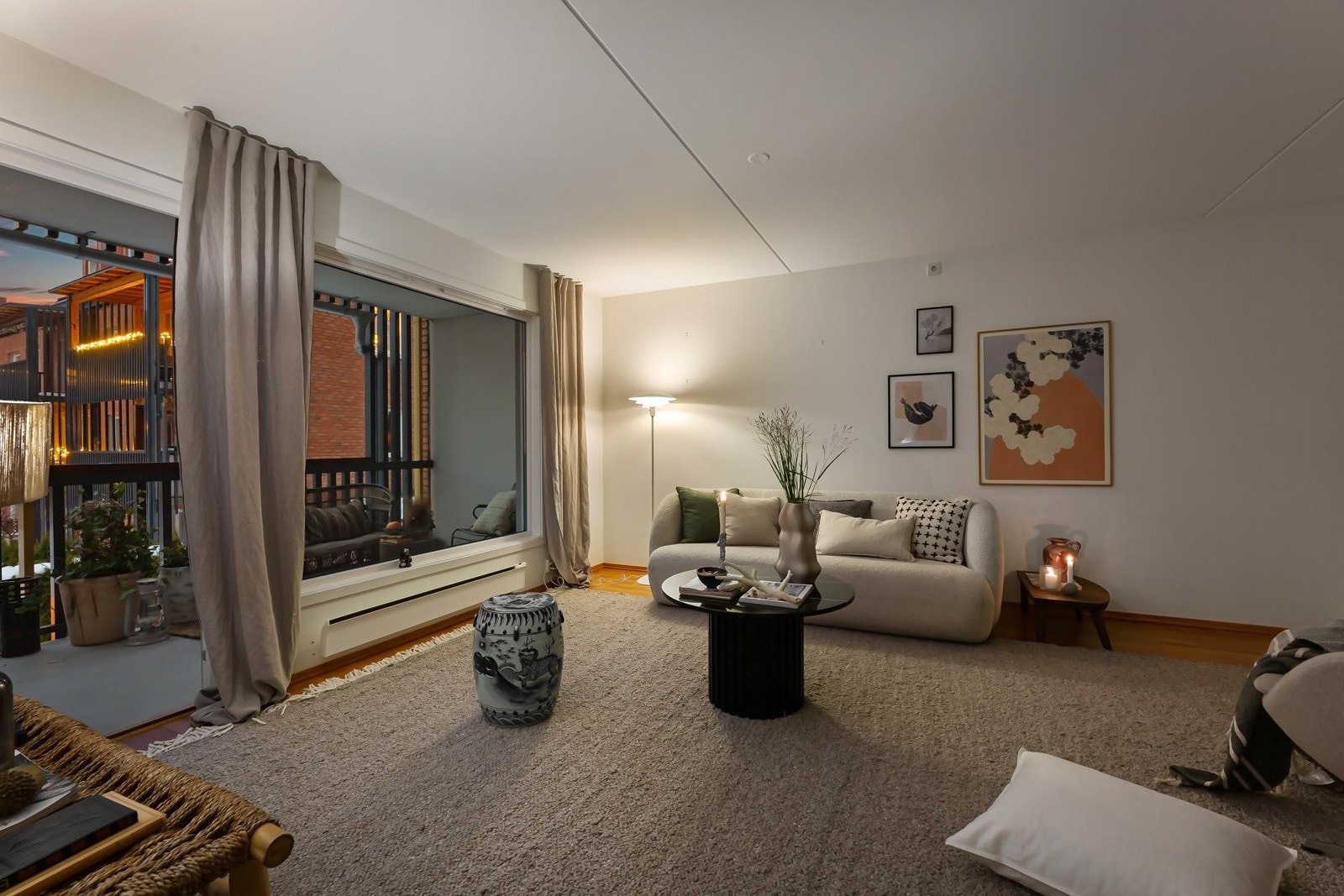 Stuen er av god størrelse og har en praktisk utforming. Galleribilde