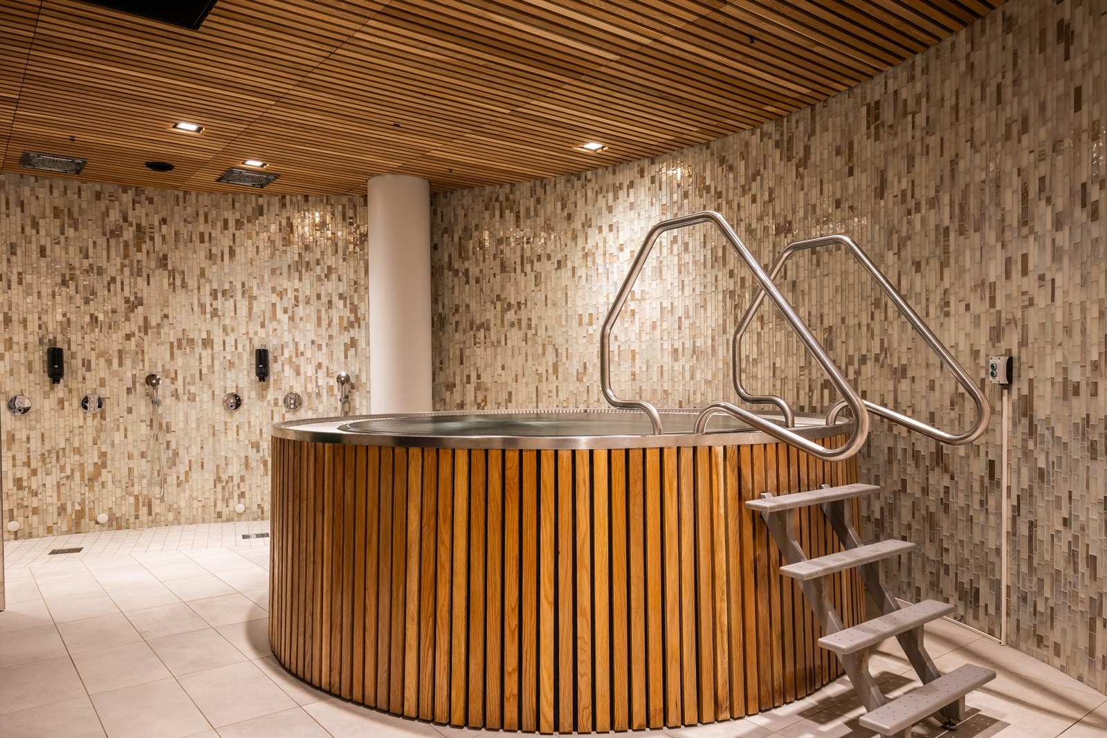 Harbitz Torg Bad - Spaavdelingen består av en infrarød badstue, en finsk badstue, et boblebad og spadusjer. Galleribilde