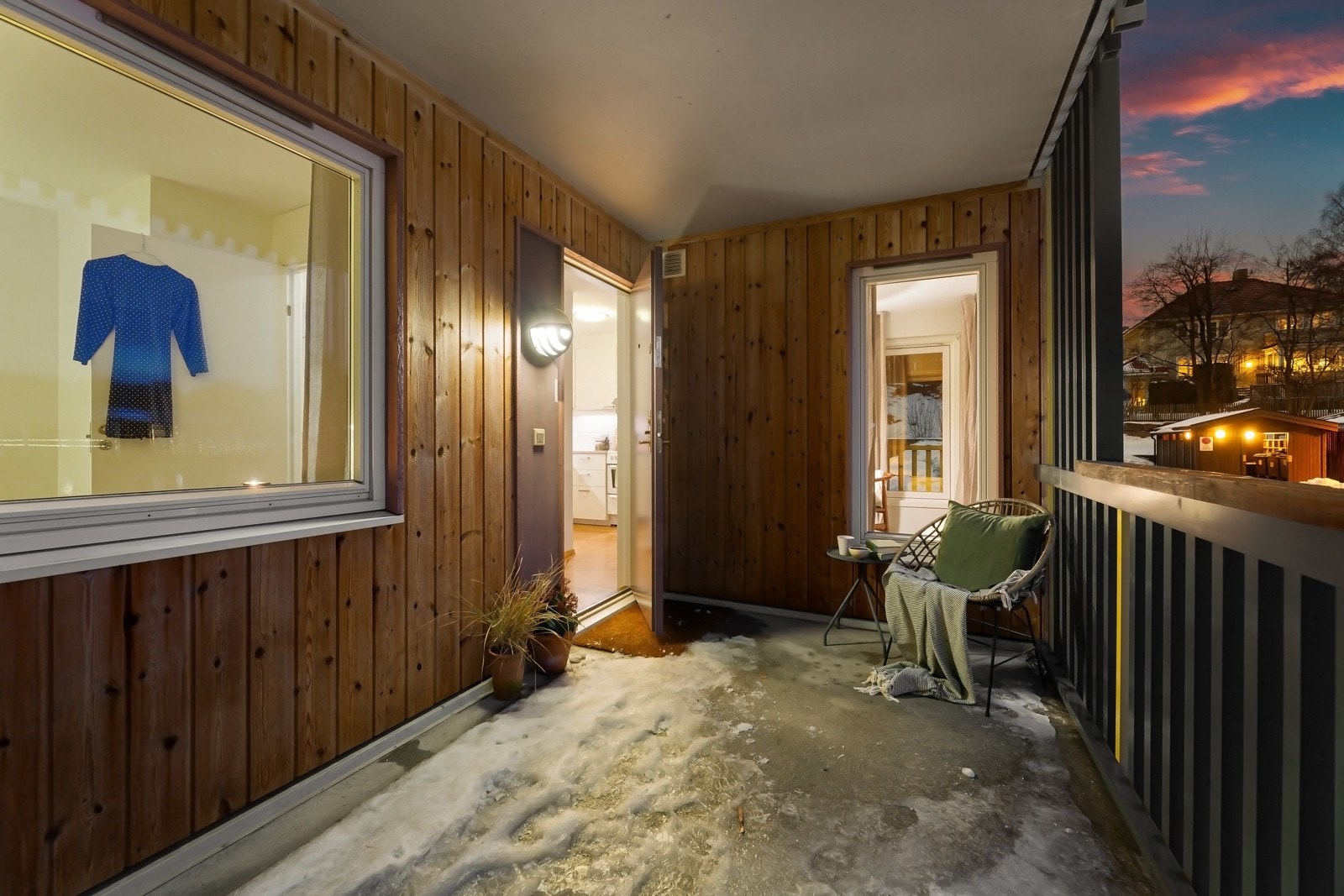 Overbygd inngangsparti med adkomst via asfaltert og pent opparbeidet gårdsplass. Galleribilde