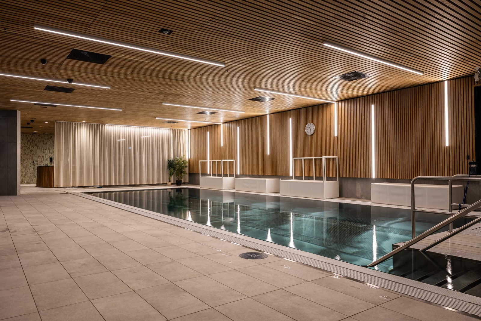 Harbitz Torg Bad - Bassenget er 12,5 x 5 meter, holder 33 grader og har motstrømsfunksjon på den ene siden. Galleribilde