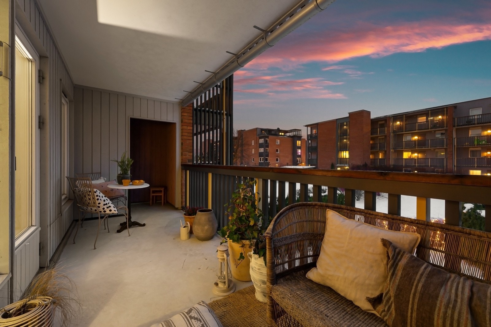 Vestvendt balkong med gode solforhold. Galleribilde