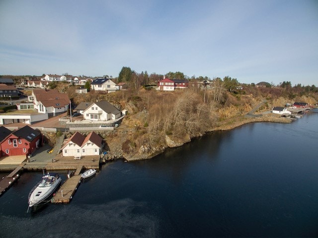 Med i salget følger en hovedtomt og nærliggende sjøtomt. Galleribilde