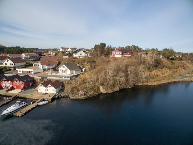 Eiendommen ligger svært attraktivt til like ved sjøen. Her finner du en nydelig skjærgård perfekt til bading, fiske, kajakk og andre fritidsaktiviteter. Galleribilde