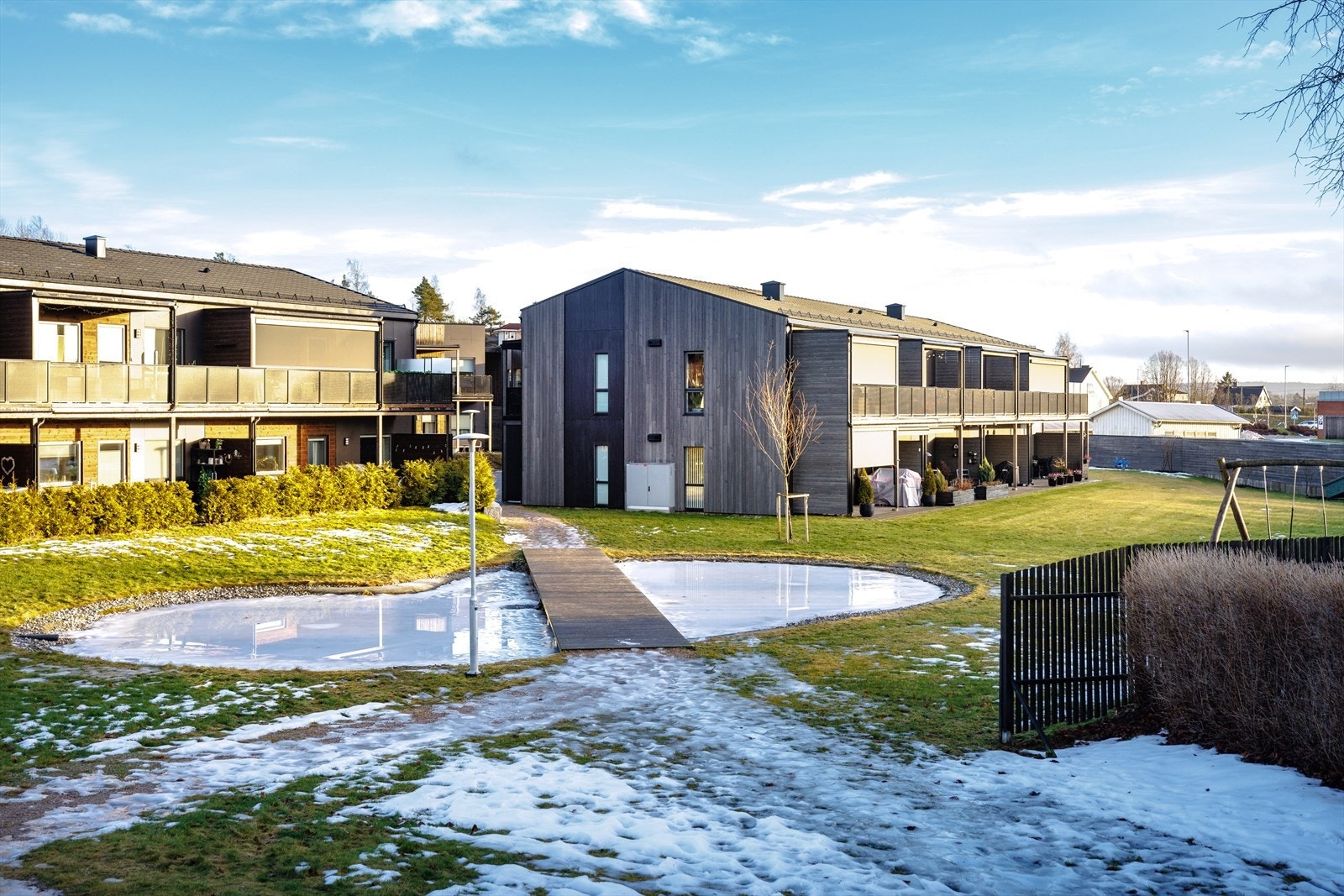 Bygningen er enkel og geometrisk med tidsriktig materialbruk med en fasade hovedsakelig kledd i mørk, naturbeiset kledning, som enkelte steder brytes opp i platekledde flater. Galleribilde