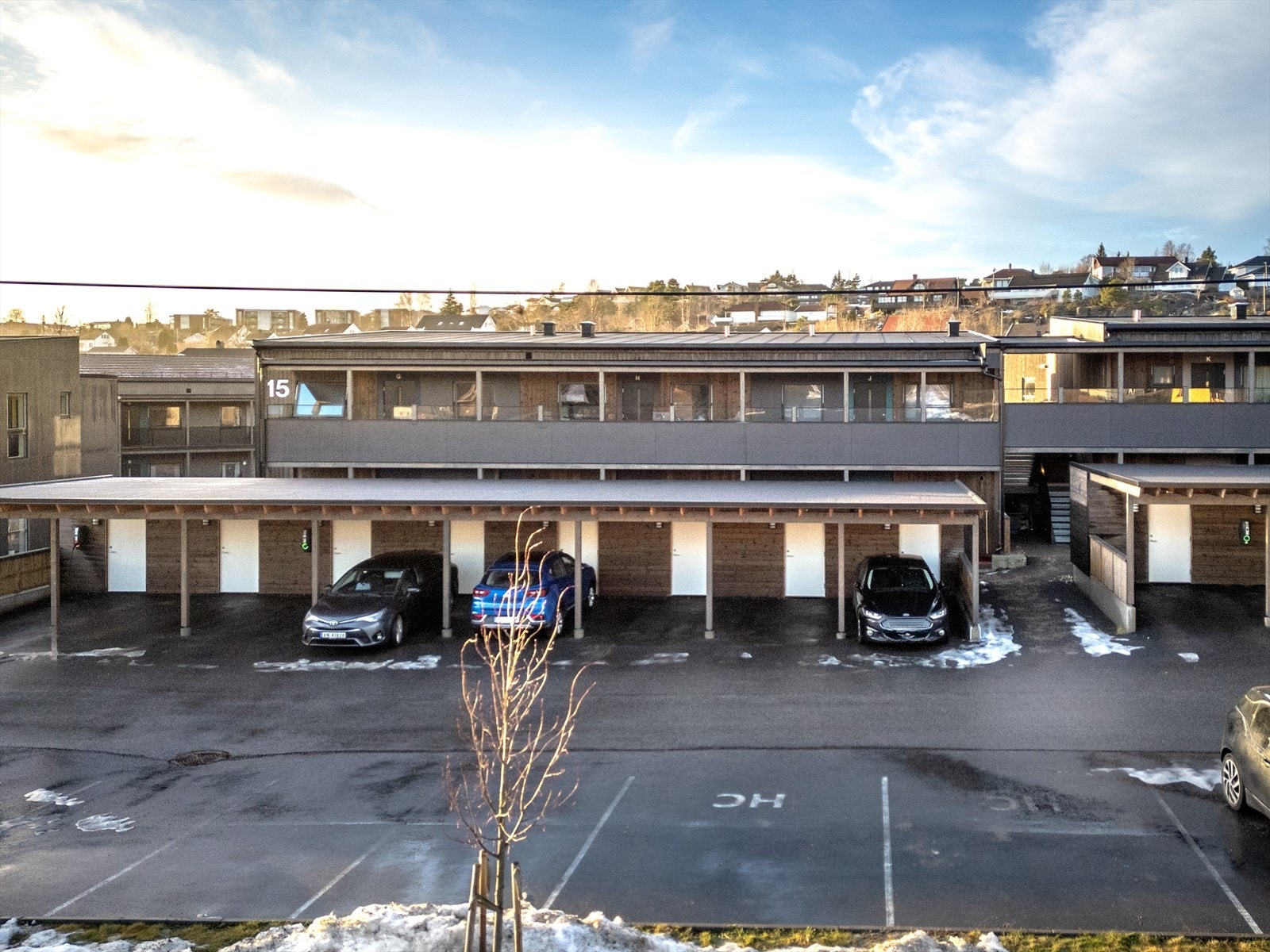 Borettslaget har faste oppstillingsplasser til beboere og 4 felles ladestasjoner for EL-bil hvor man bruker en egen app for lading. Galleribilde