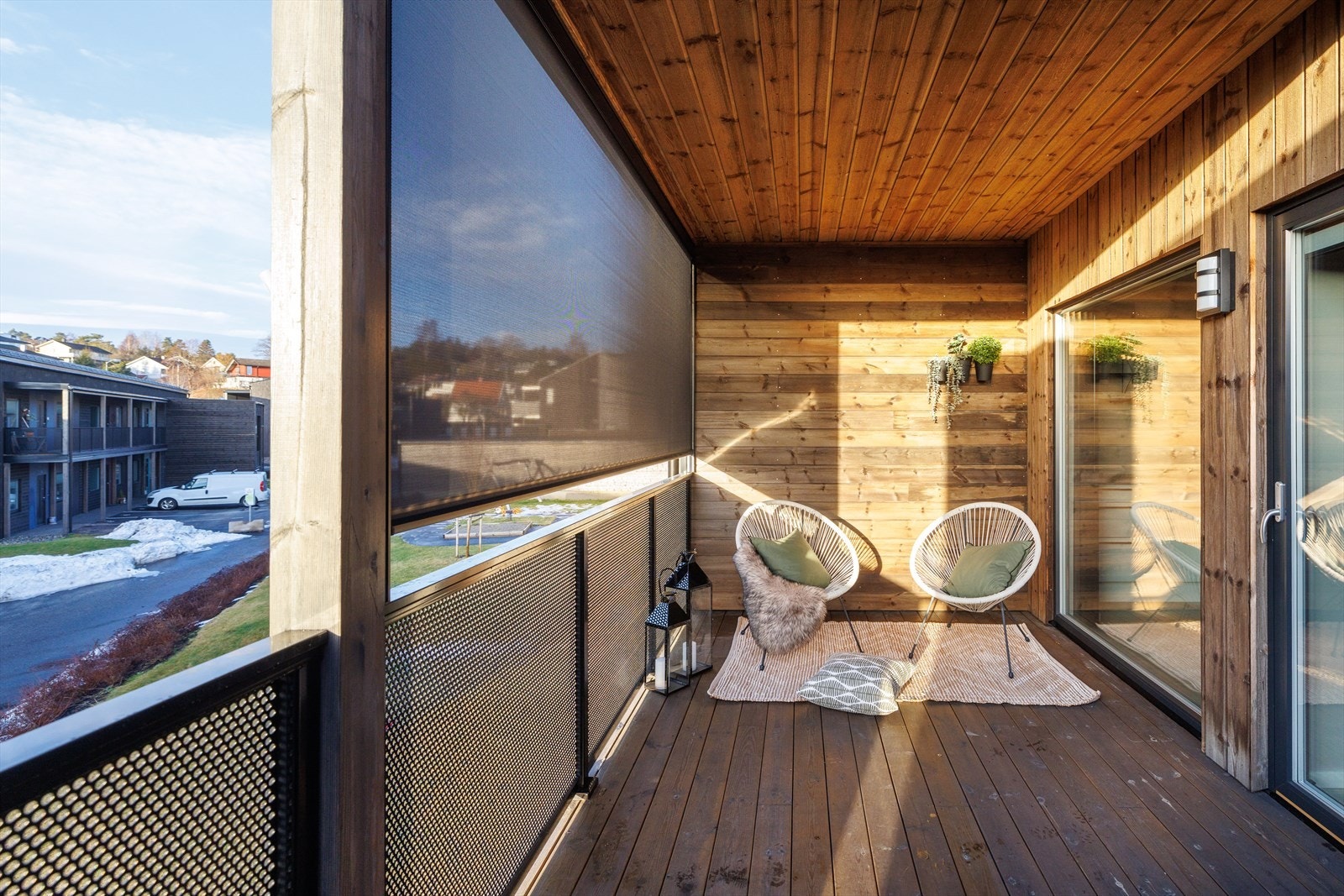 Balkongen vil gi mangfoldige ettermiddager og kvelder med sol, og overbygget sammen med den elektrisk nedtrekkbare skjermen lar deg benytte balkongen også når det blåser og regner. Galleribilde