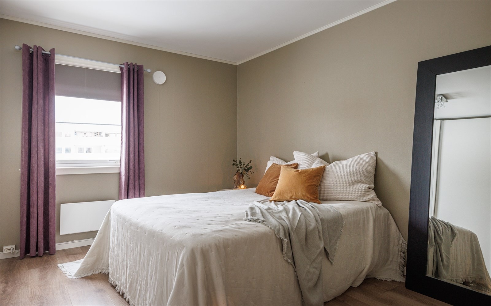 To romslige soverom med garderobeskap på begge rommene. Galleribilde