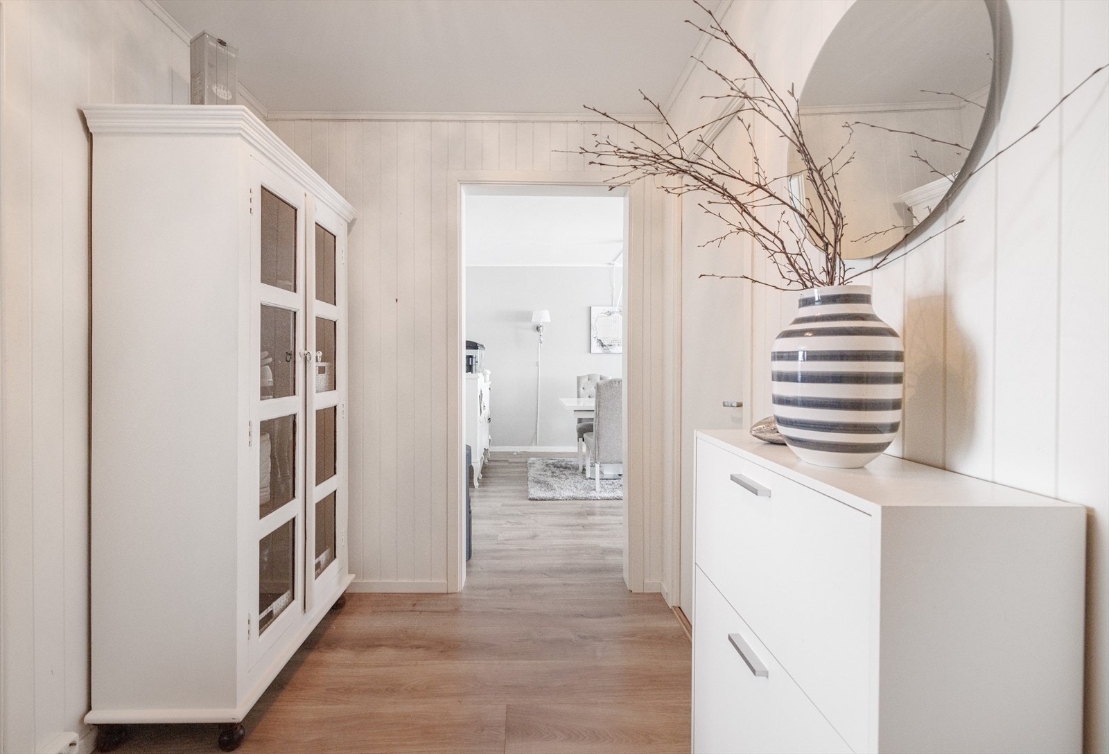 Det største soverommet ligger med tilkomst fra stua, mens det andre ligger på venstreside i entréen. Galleribilde