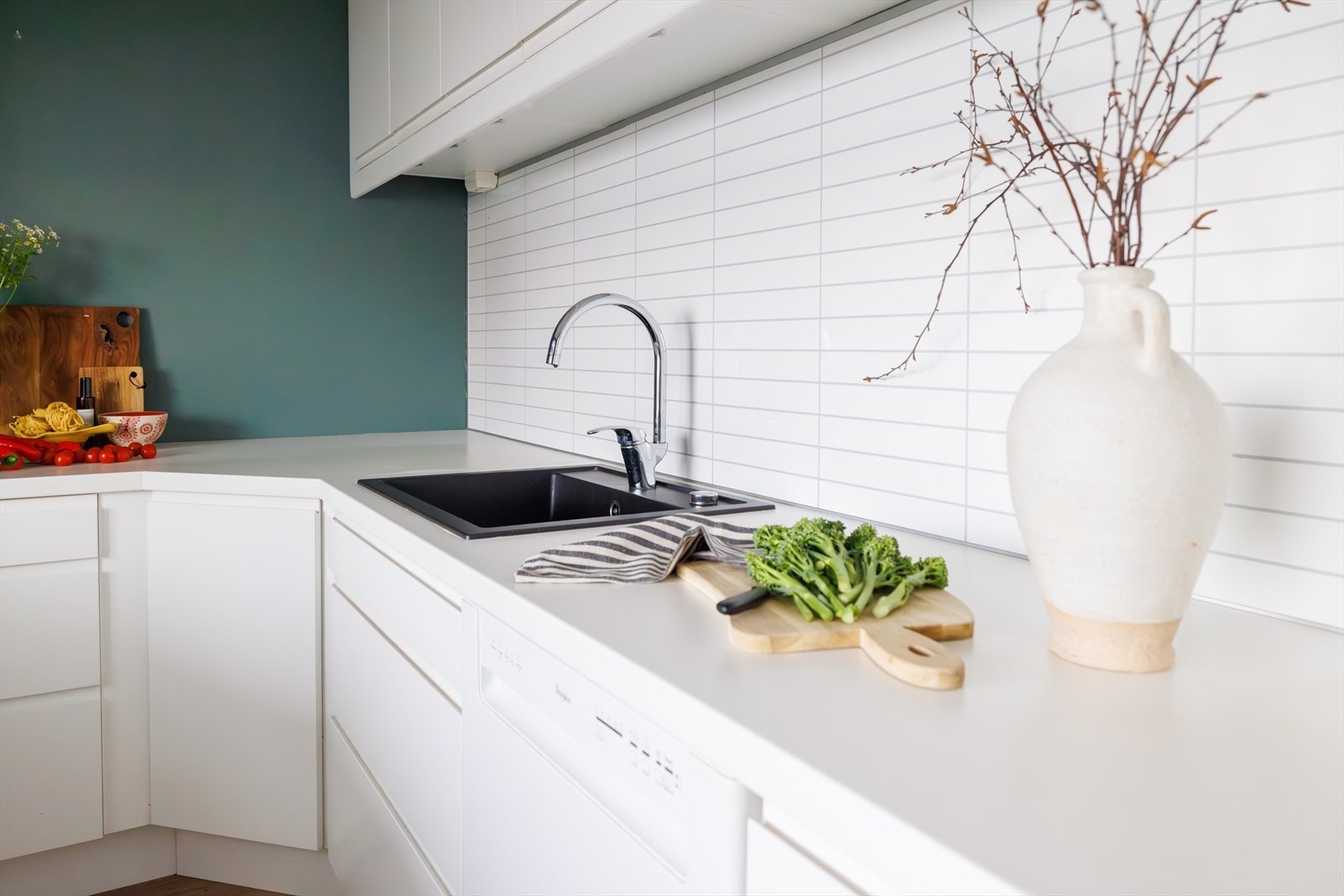 Integrert stekeovn, frittstående oppvaskmaskin og kjøleskap. Galleribilde