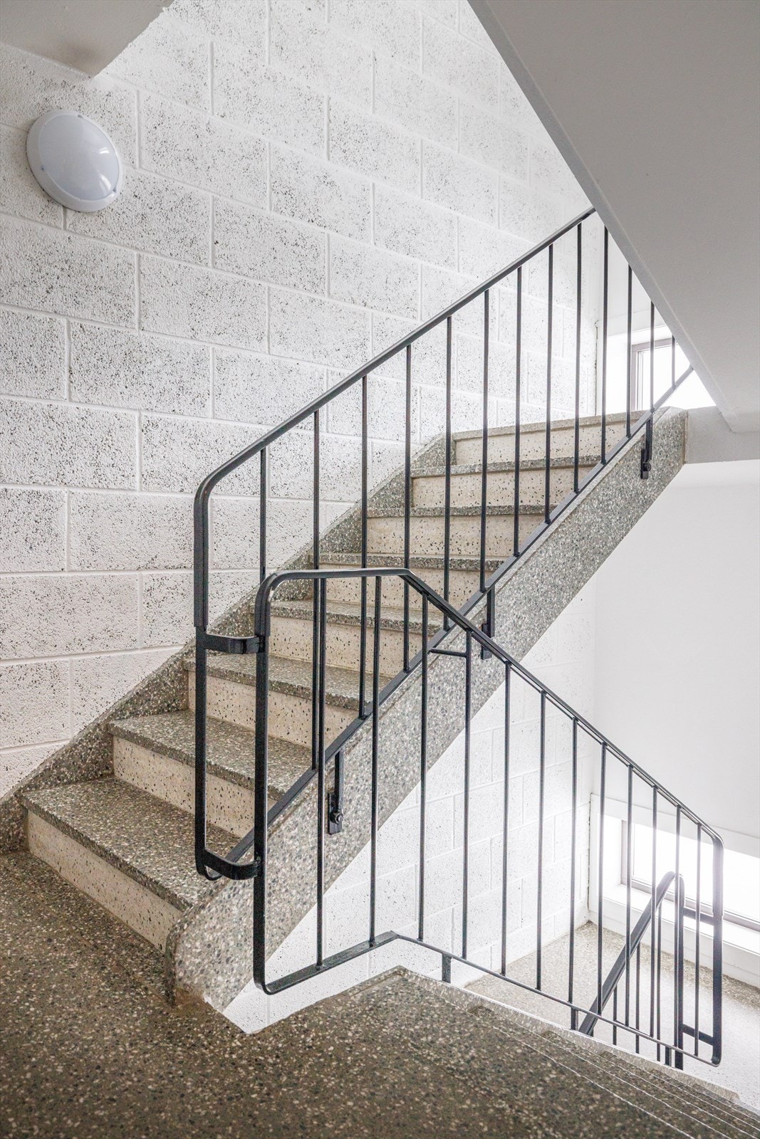 Montert brannsikring med alarm og utskiftning av ytterdører i 2020. Galleribilde