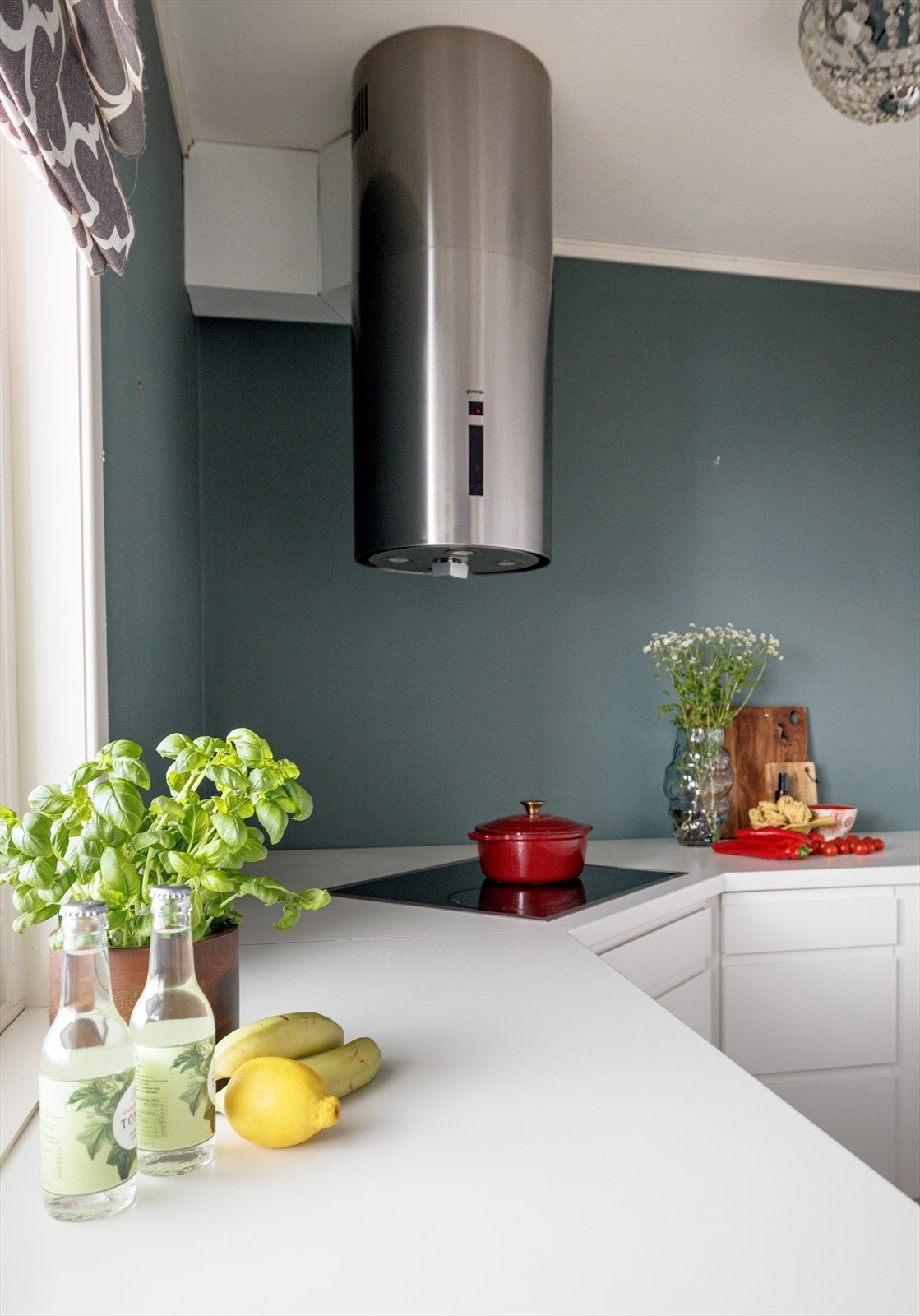 Kjøkkenet har over- og underskap, laminert benkeplate med nedfelt kum i kompositt og platetopp. Galleribilde