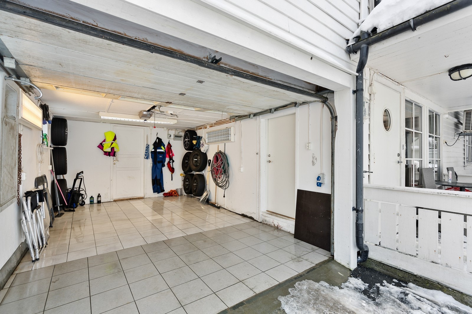 Parkering i garasje Galleribilde