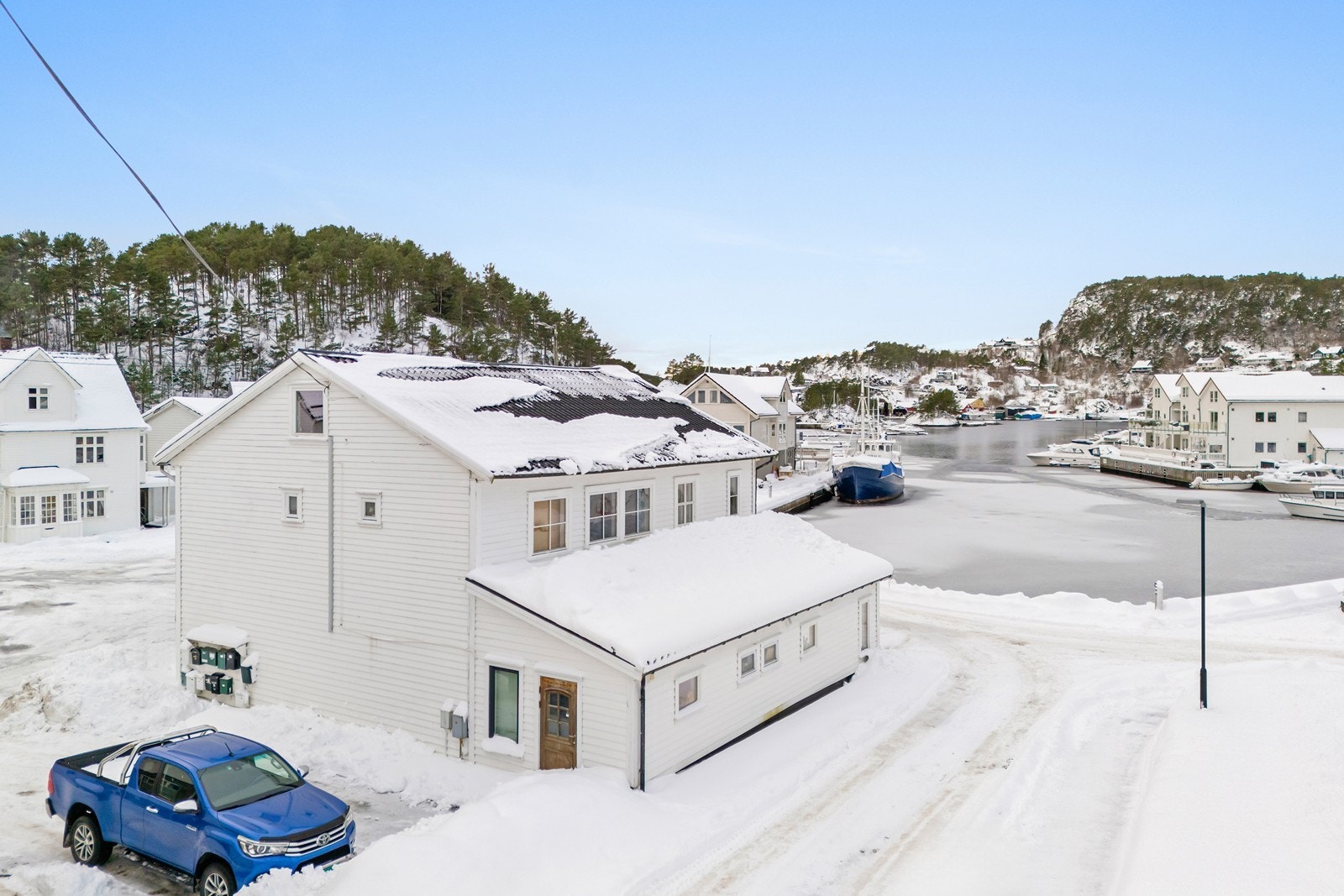 Det er umiddelbar gangavstand til alle servicetilbud i Sagvåg, samt korte avstander til skoler, barnehager og øvrige servicetilbud Galleribilde