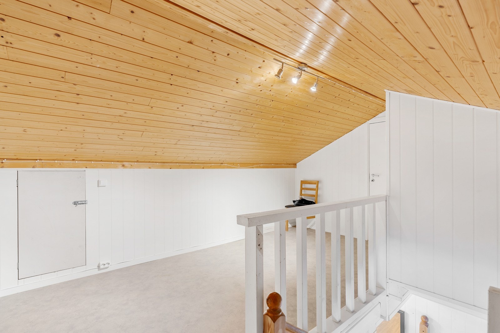 Loftsetasjen byr på en koselig gang og et romslig soverom ( ikke godkjent) Galleribilde