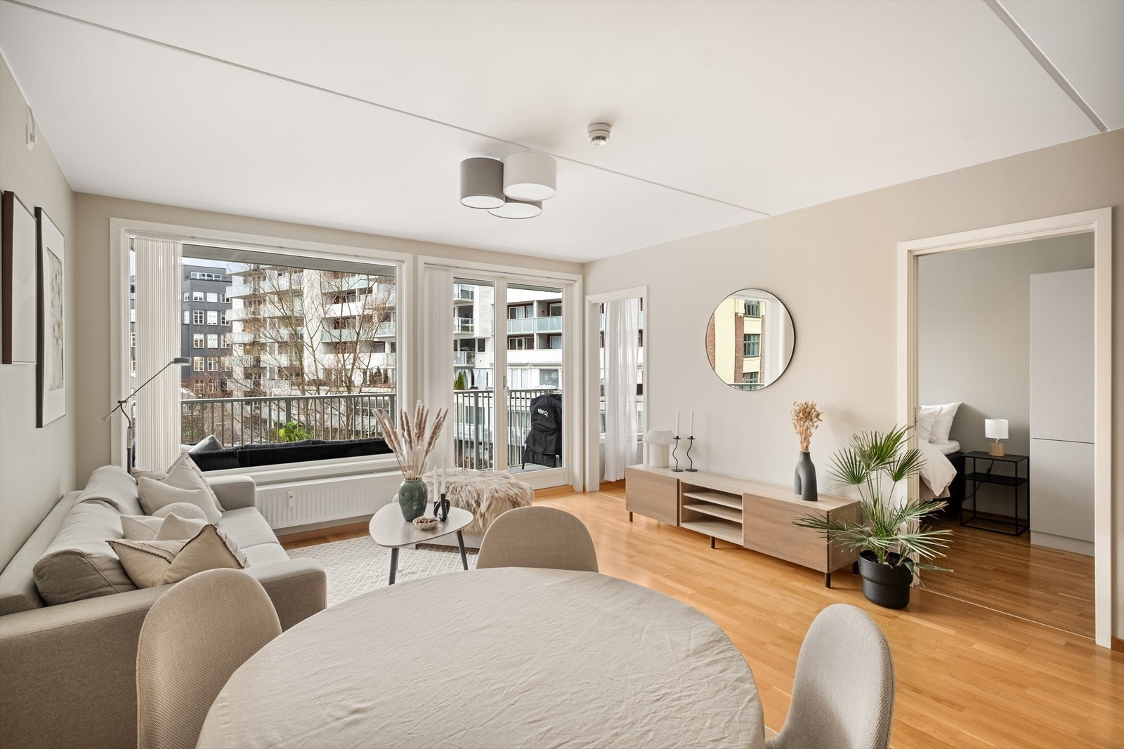 Lys og hyggelig stue med store vindusflater som sikrer rikelig med naturlig lys. Galleribilde