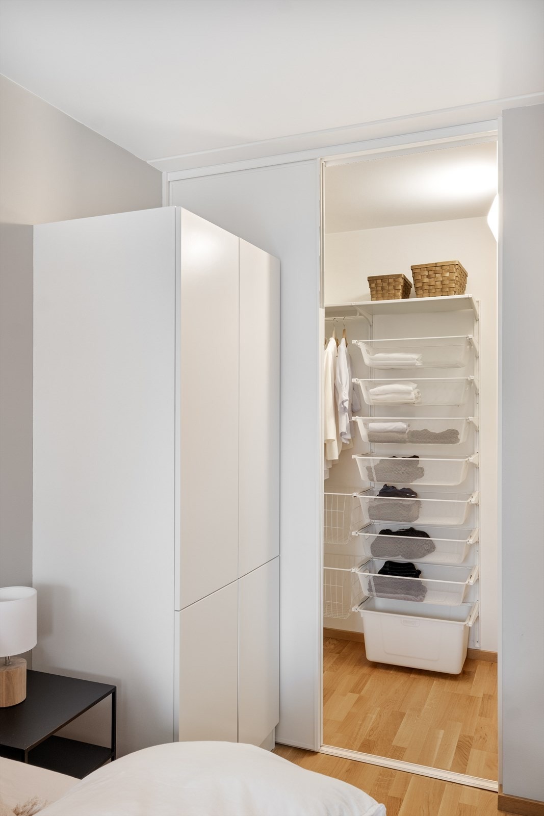 Fra soverommet er det adkomst til omkledningsrom. Galleribilde