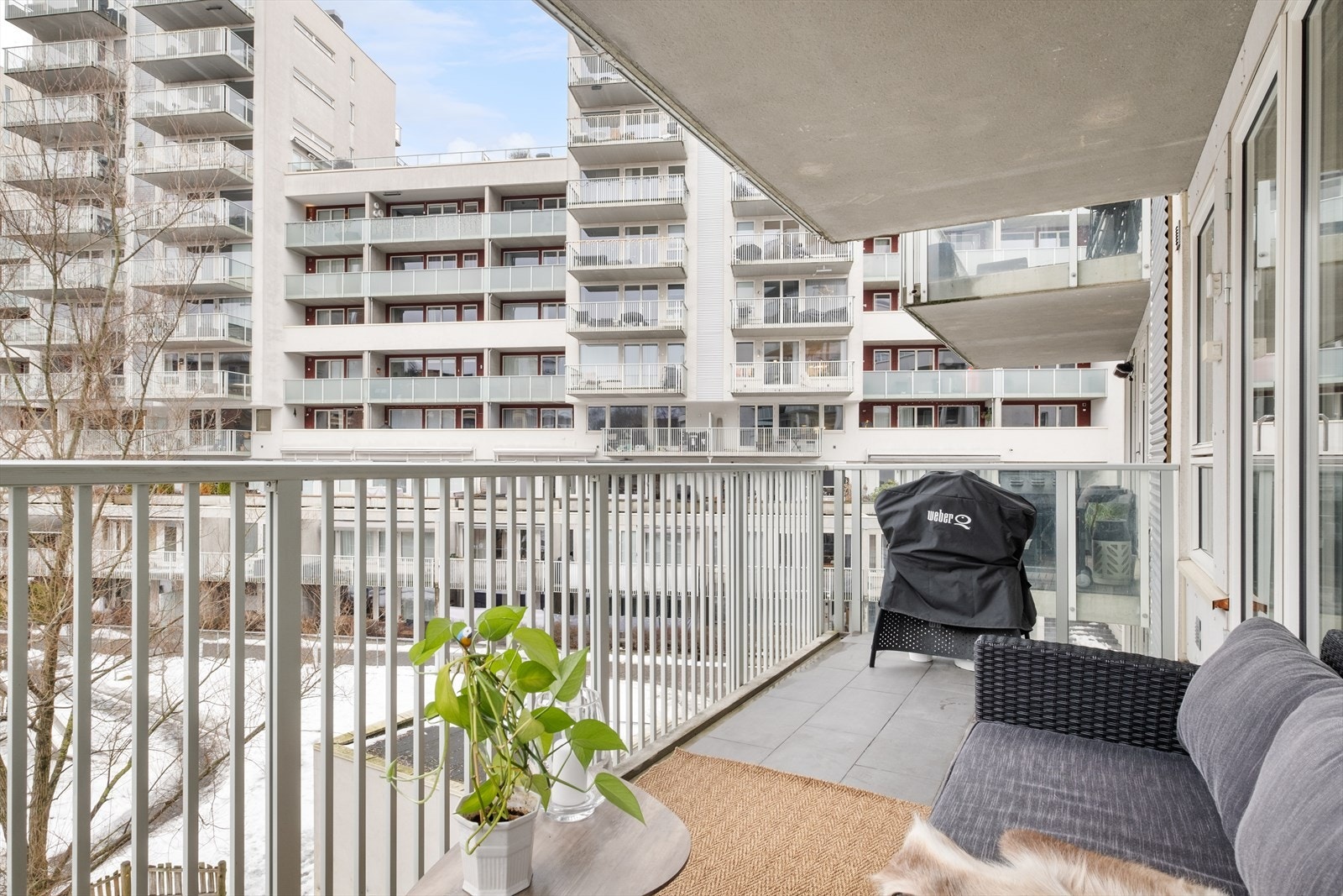 Hele leiligheten vender mot indre gårdsrom. Galleribilde