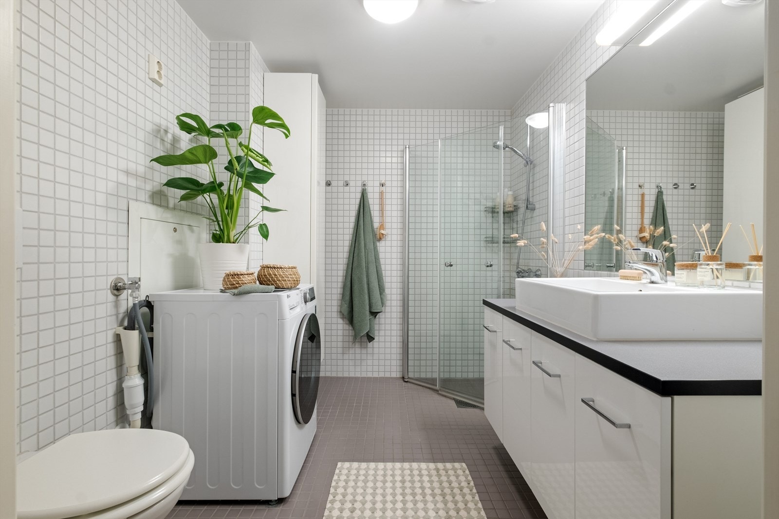 Flislagt baderom fra 2010 med varme i gulvet. Galleribilde