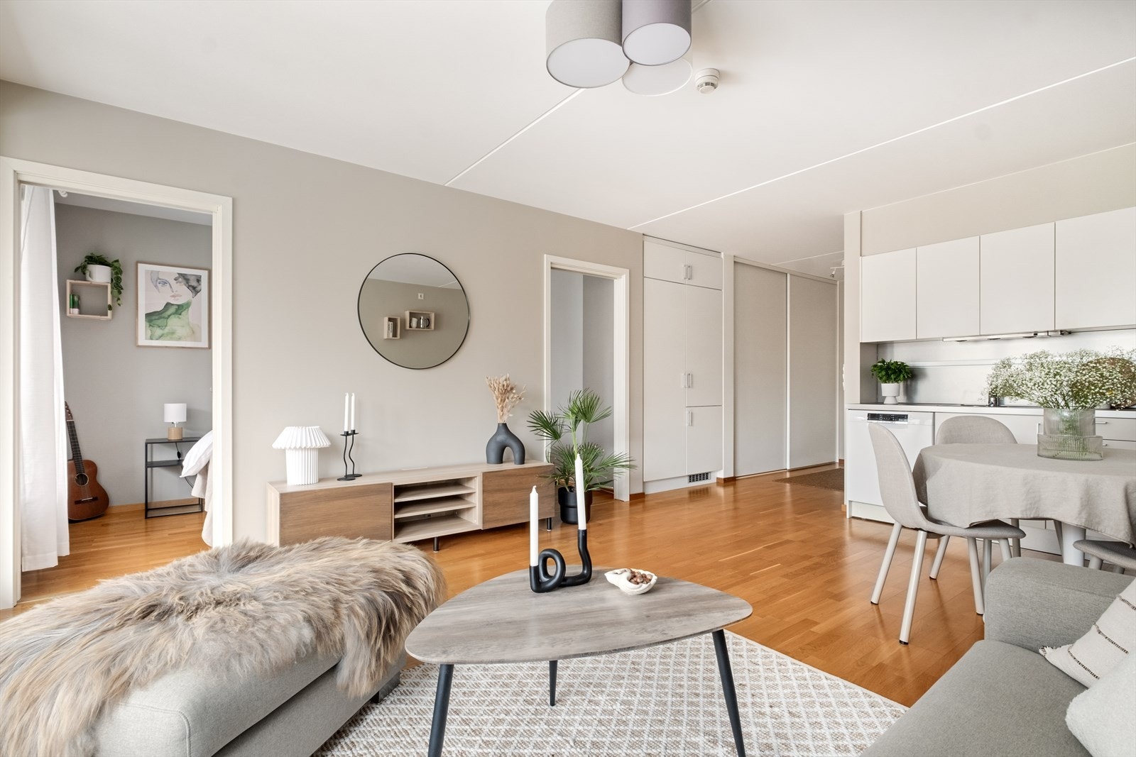 Leiligheten er malt i delikate og tidsriktige farger. Galleribilde