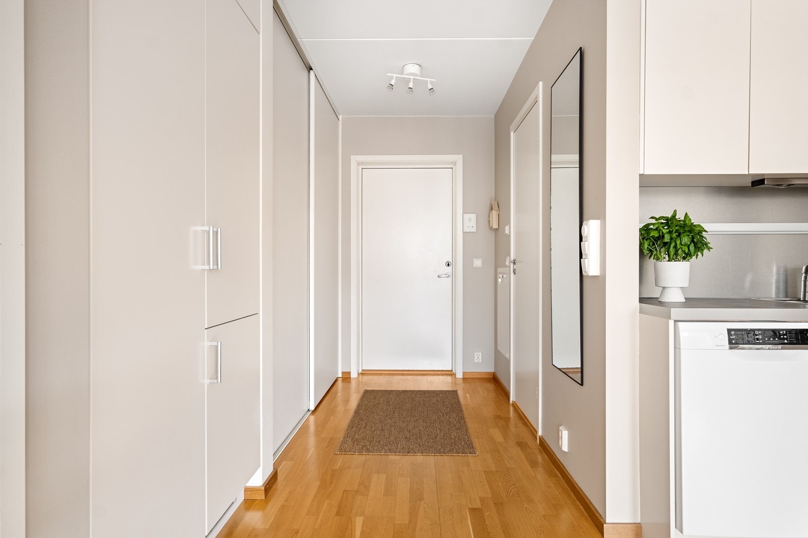 Velkommen inn! En lys og innbydende entré som gir et godt førsteinntrykk av leiligheten. Galleribilde