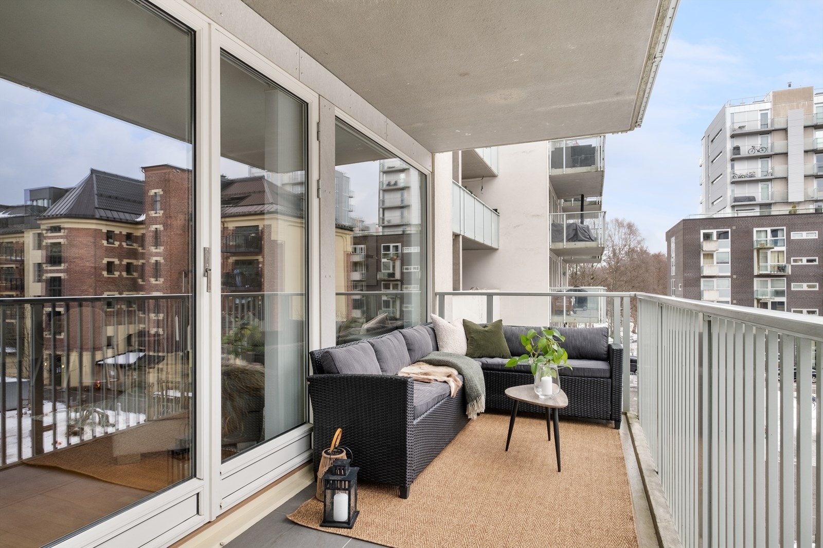 Vestvendt balkong på ca. 10 kvm med god plass til utemøblement og grill. Galleribilde