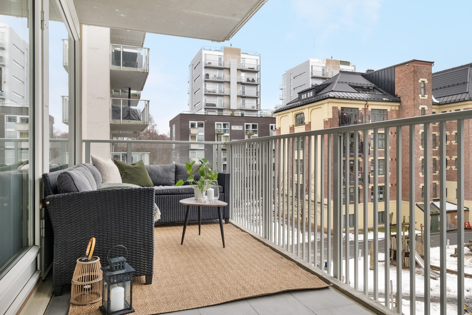 Leiligheten ligger i et moderne bygg fra 2010 med Akerselva som nærmeste nabo! Galleribilde