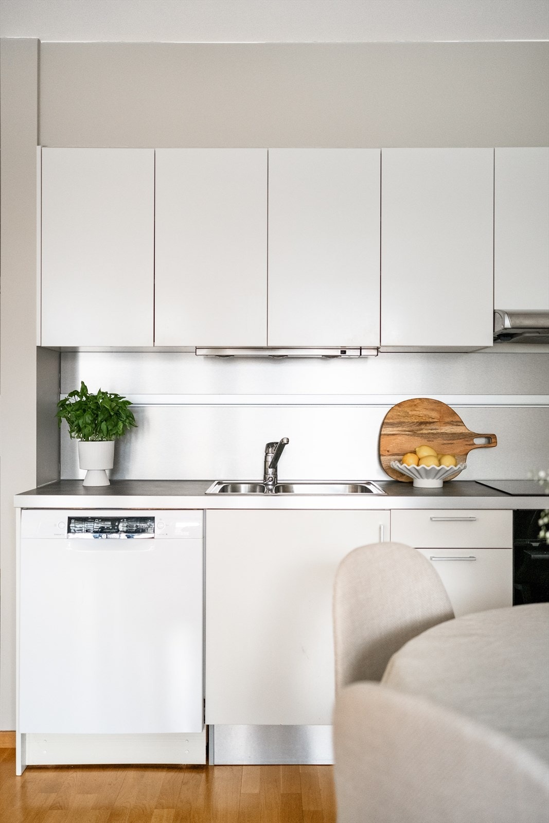 Integrert platetopp(2024), stekeovn(2024) og kjøl/fryseskap(2020). avtrekk over kokeplass. Galleribilde