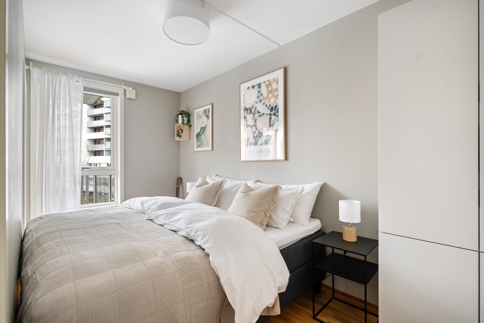 Romslig soverom med god plass til dobbeltseng. Galleribilde