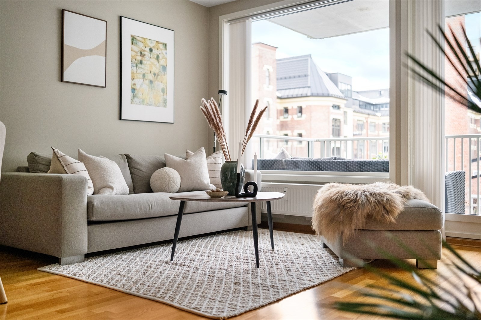 A-konto varmtvann/fyring/strøm samt internett er inkludert i felleskostnadene. Galleribilde