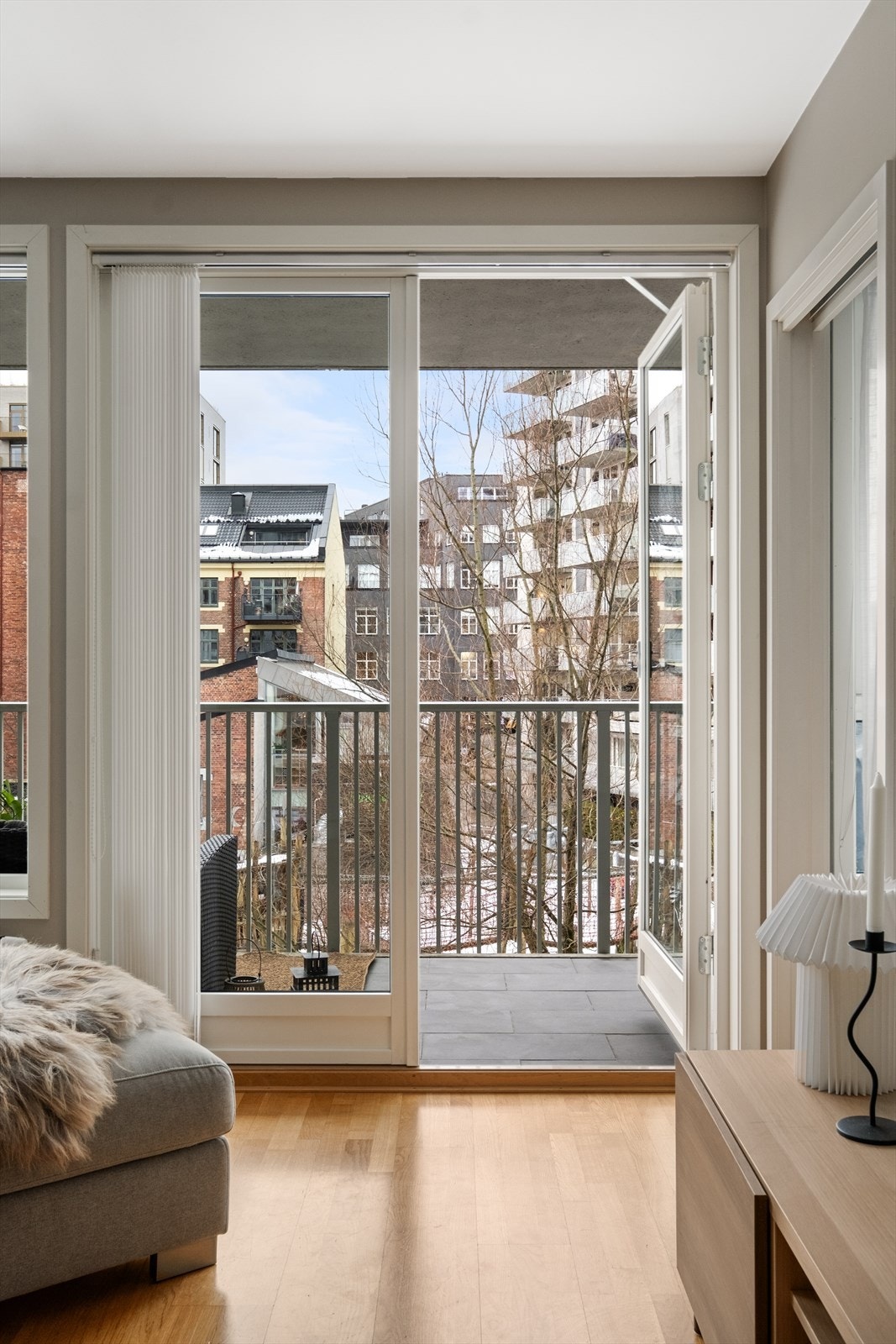 Utgang til balkong fra stuen. Galleribilde