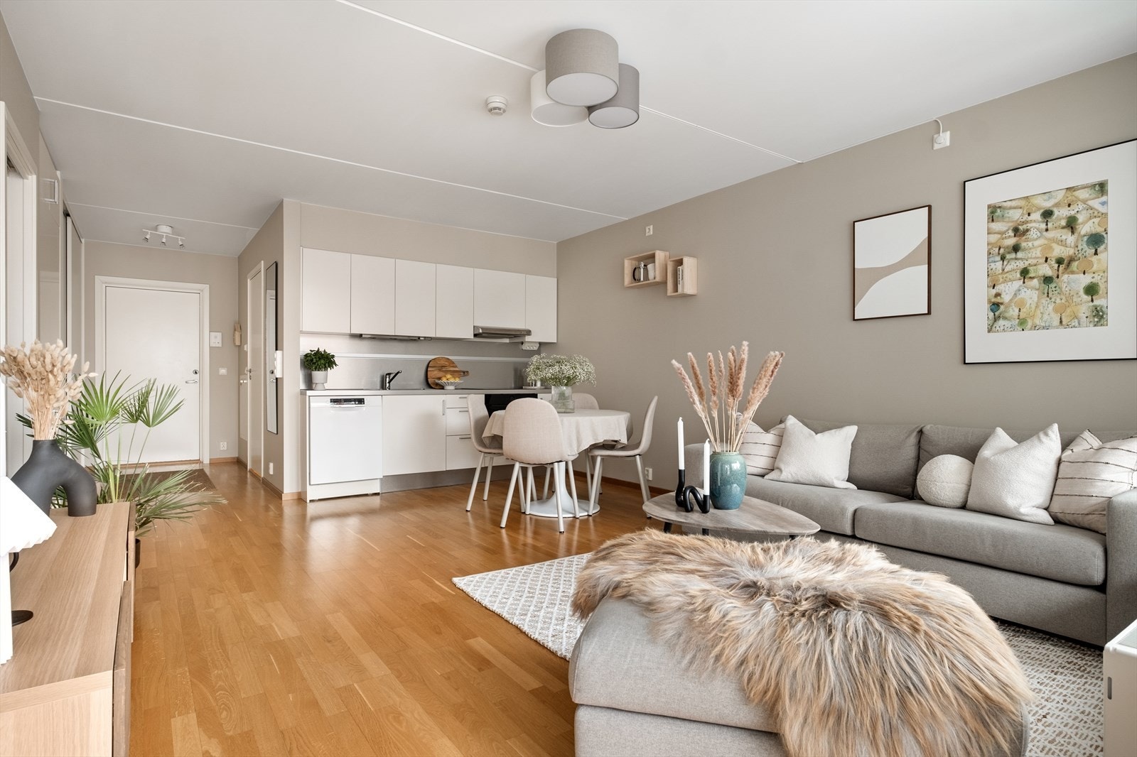 Stuen har en åpen løsning mot kjøkkenet som understreker en arealeffektiv planløsning der hver kvadrat er godt utnyttet. Galleribilde