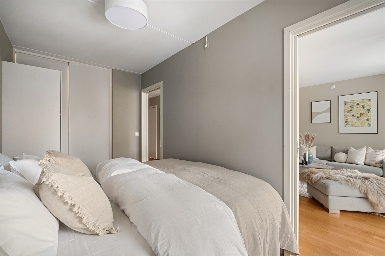 God plass til dobbeltseng med tilhørende nattbord og garderobeløsning. Galleribilde