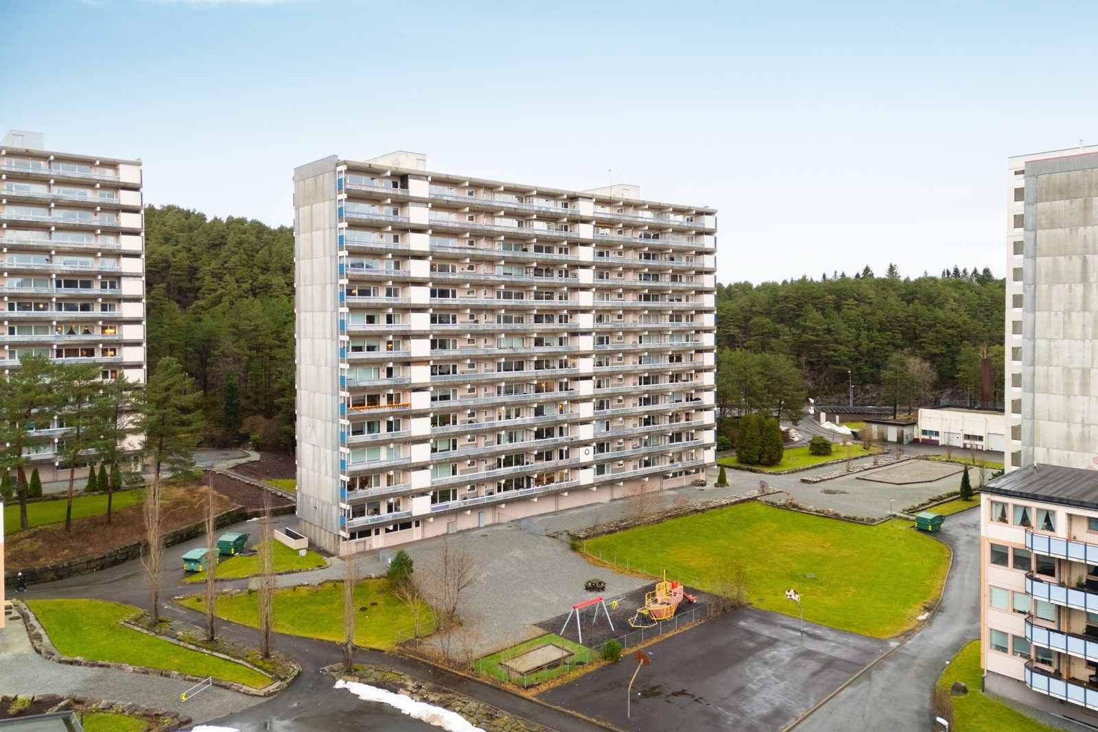 Leiligheten er del av et veldrevet borettslag. Borettslaget har i begynnelsen av 2016 ferdigstilt et stort rehabiliteringsprosjekt, utskifting av rør og ventilasjon. I 2018 ble det installert varmepumpeanlegg og borettslaget har fått grønn energimerking. Galleribilde