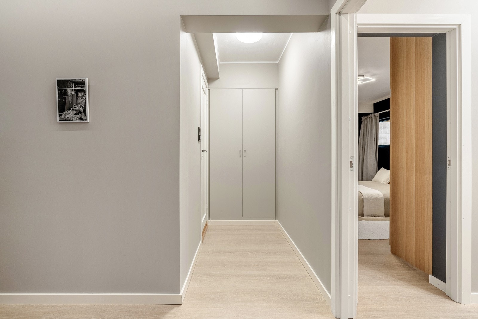 Ved inngangen til badet er det et praktisk garderobeskap som sikrer ekstra oppbevaringsplass. Galleribilde