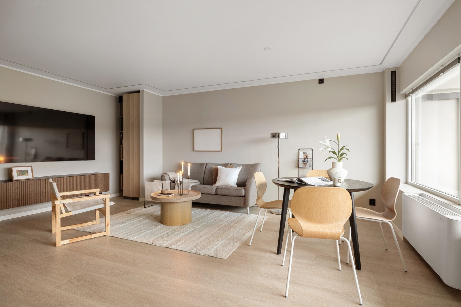 Stuen har god plass til å innrede med både sofagruppe og spisebord. Galleribilde