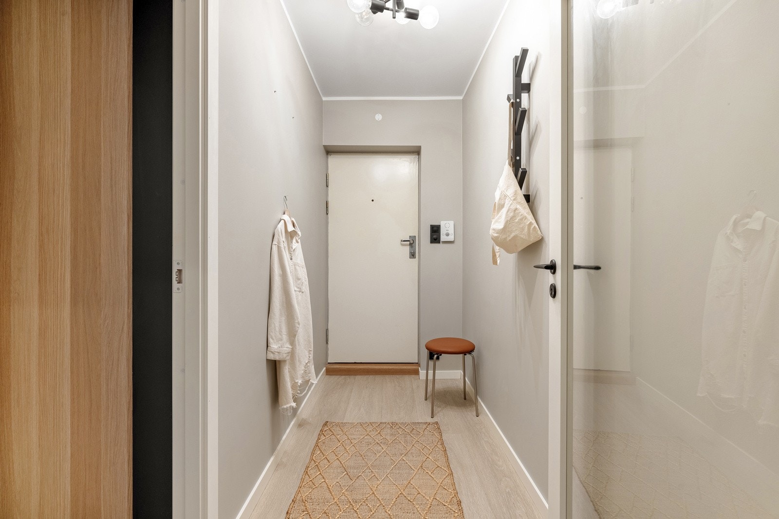 Velkommen inn. Entreen måler 3,4 kvm og gir et lunt førsteinntrykk med lyst en-stavs laminatgulv som er gjennomgående i alle rom. Galleribilde