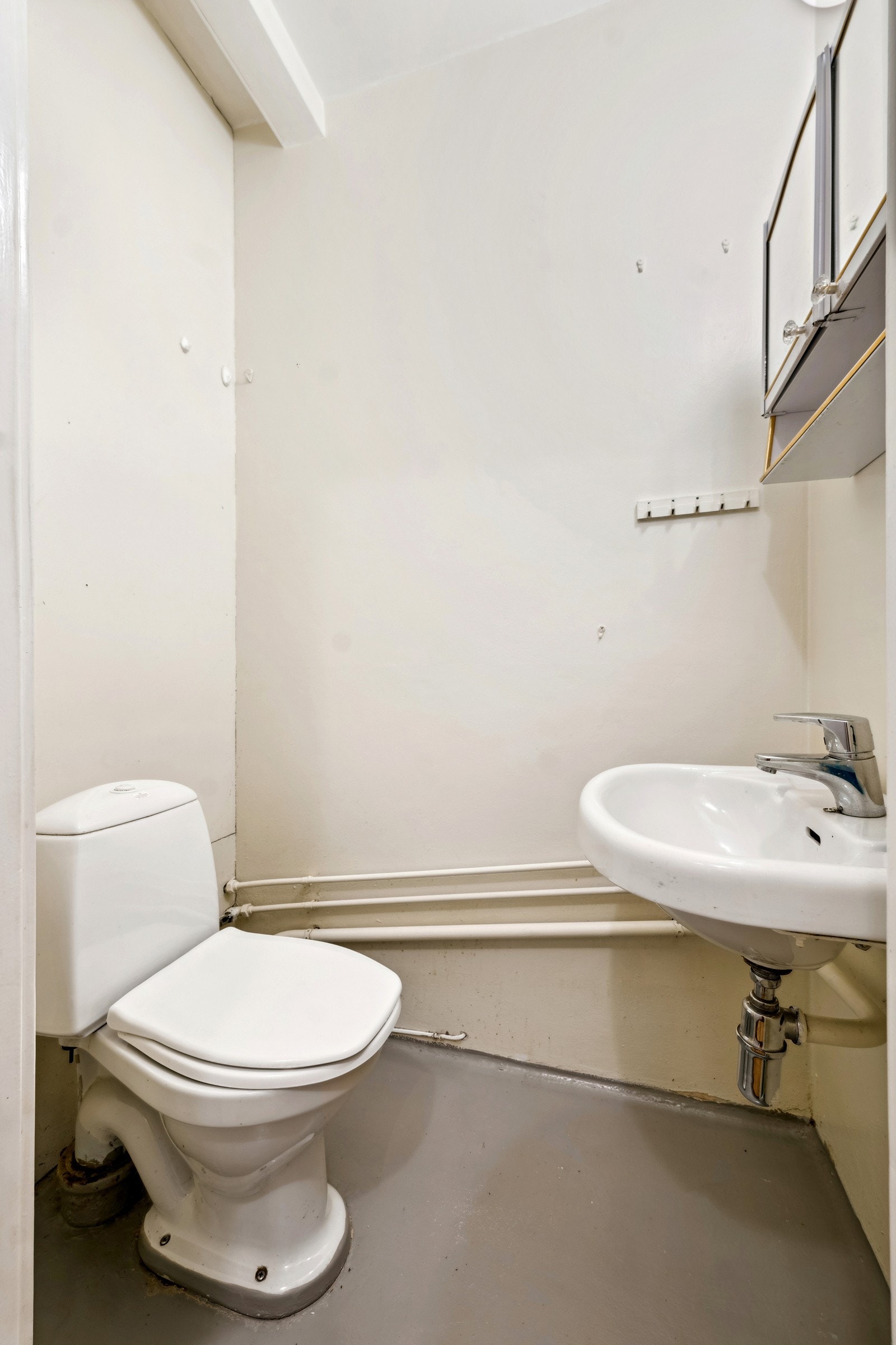 Separat toalettrom/wc med malt betonggulv. Gulvmontert klosett. Mulighet for å lage eget bad med dusj Galleribilde