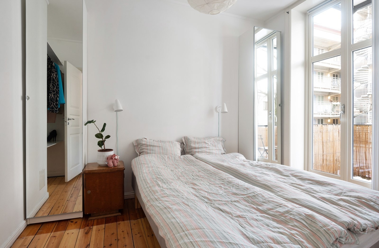 Romslig soverom med god plass til en dobbeltseng og annen ønskelig innredning. Galleribilde