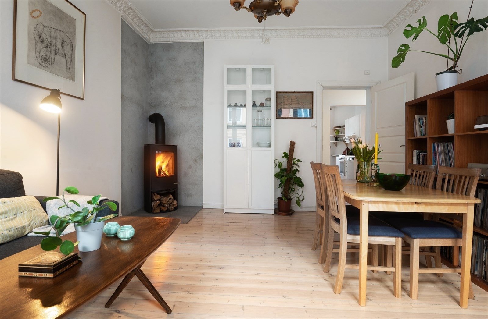 Den praktiske planløsningen gjør at man enkelt kan innrede med en spisegruppe, dersom det er ønskelig. Galleribilde