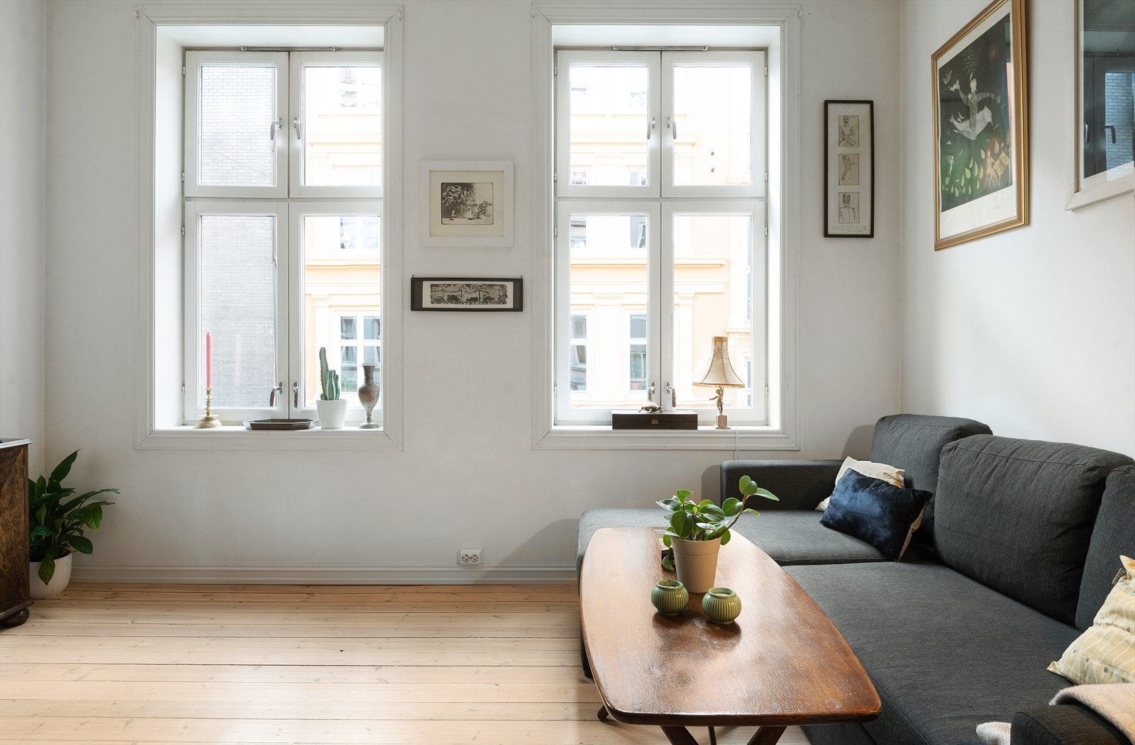 Store vindusflater som gir rikelige med naturlig lysinnslipp! Galleribilde