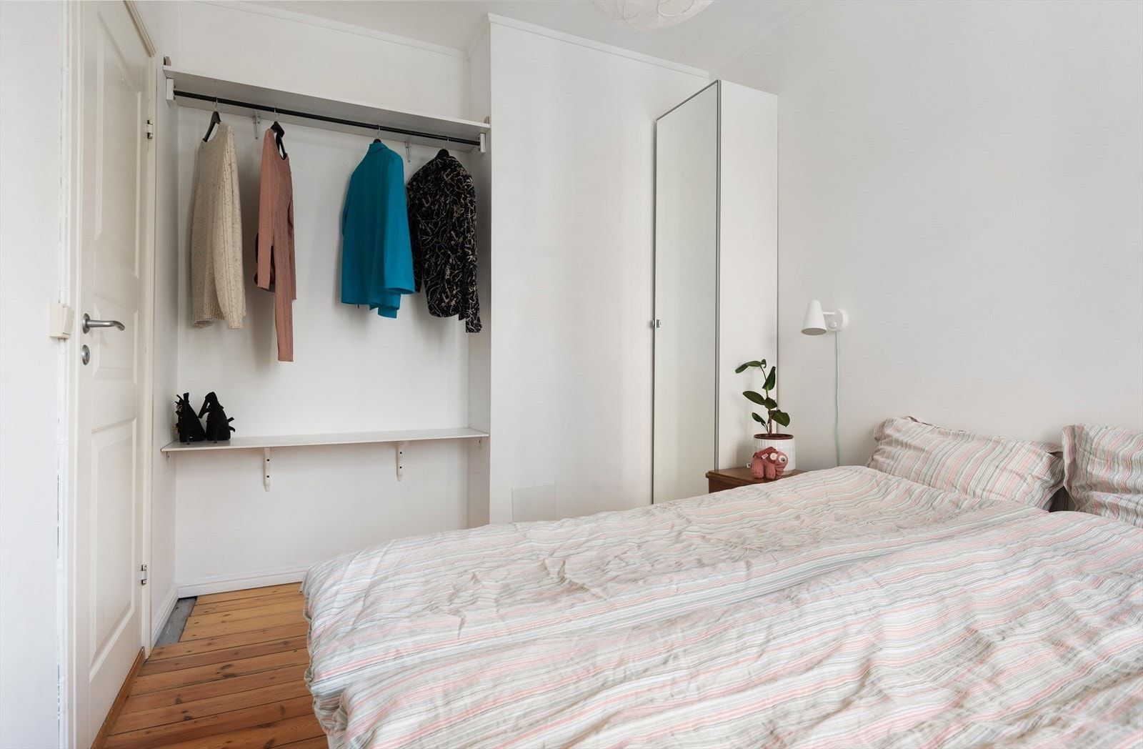 Plass til en garderobeløsning, som gir godt med lagringsplass. Galleribilde